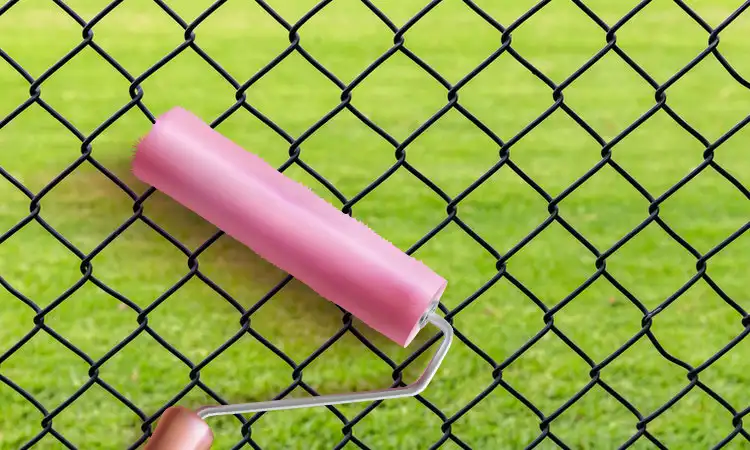 how to paint a chain link fence